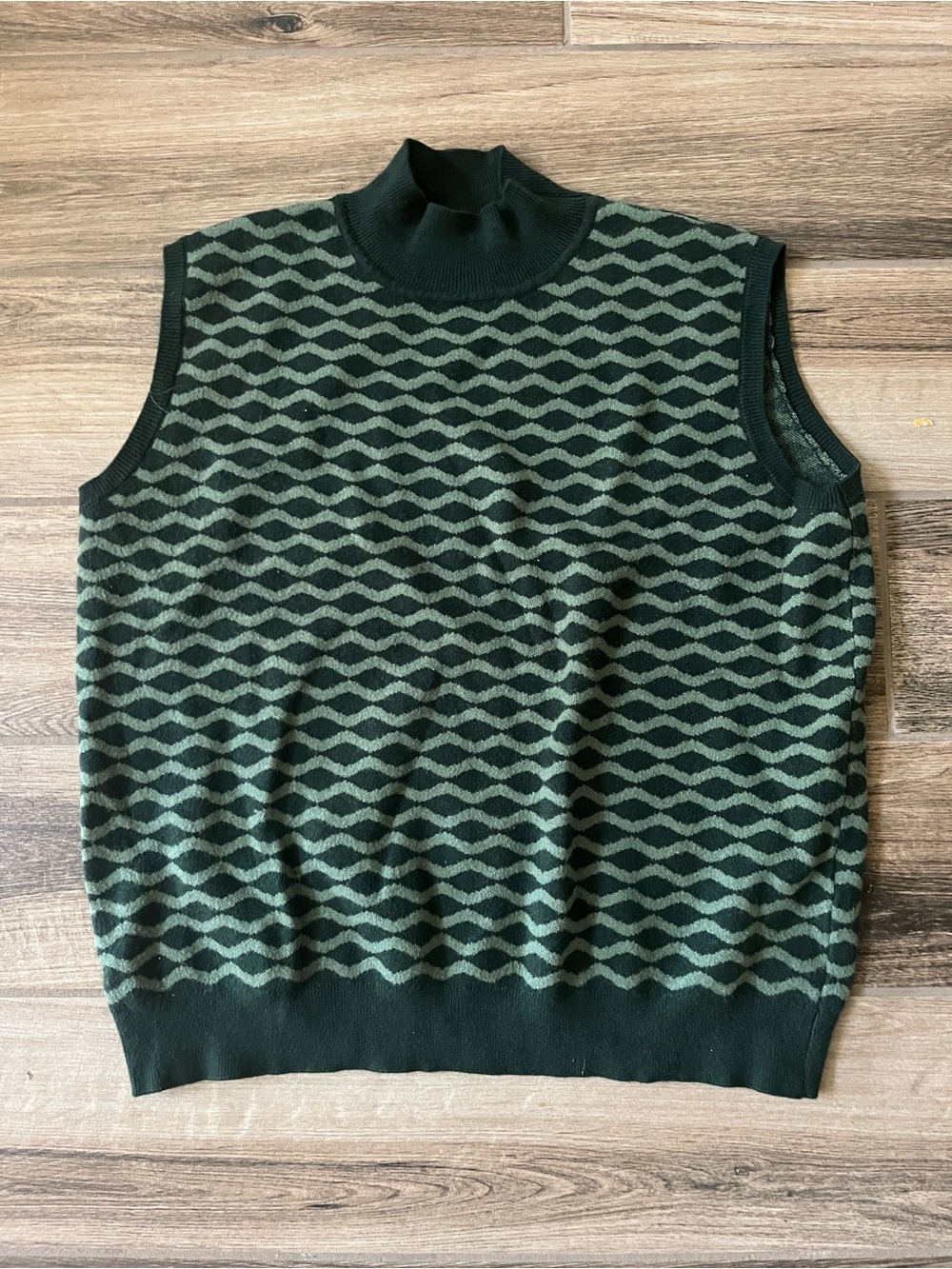 Sleeveless Turtleneck Knit Vest in Dark Green Pattern EUC
